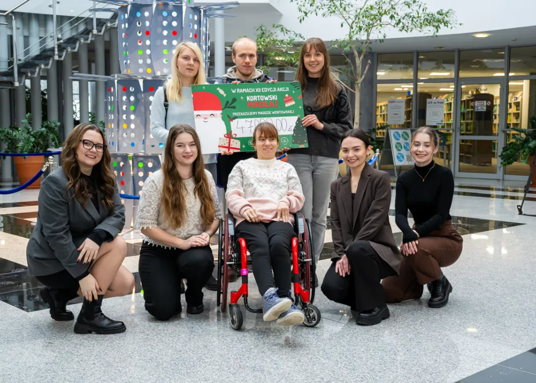 Magda Wentowska z członkami RUSS i medykami w Bibliotece Uniwersyteckiej przy choince