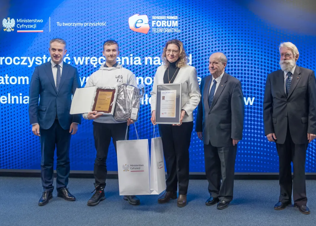 Koło Naukowe Sztucznej Inteligencji "Czarna Magia" podczas odbierania nagrody w Ministerstwie Cyfryzacji 