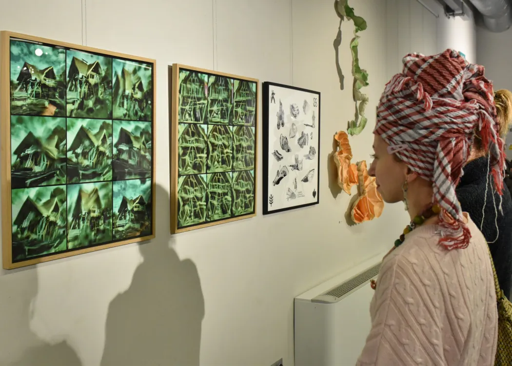 Kobieta oglądająca prace podczas wystawy 