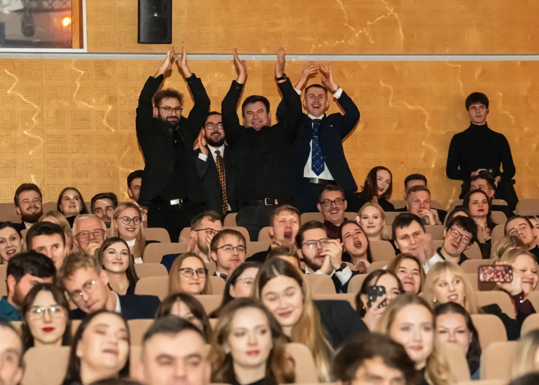 studenci kibicują swoim faworytom na widowni