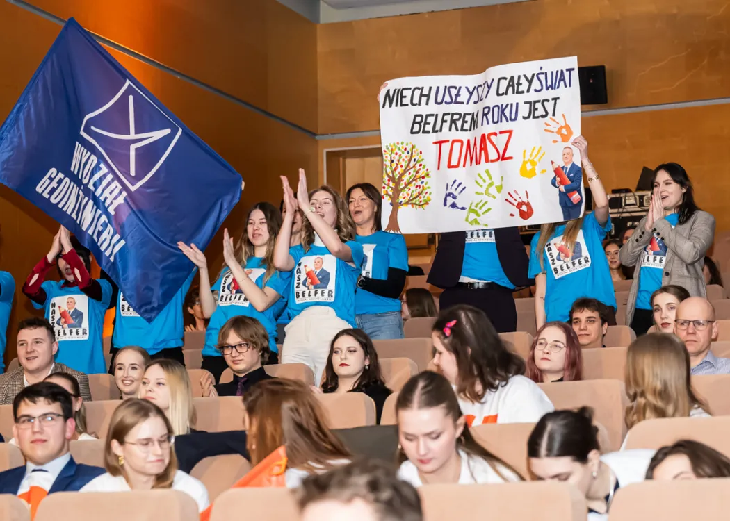studenci kibicują swoim faworytom