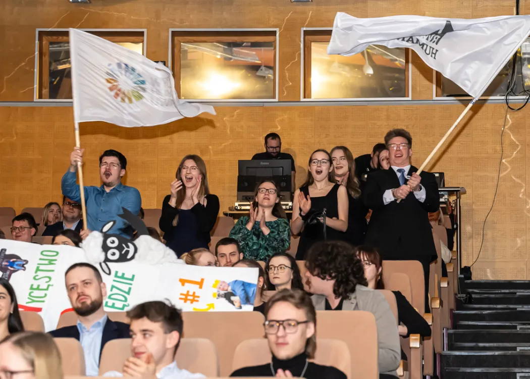 studenci kibicują swoim faworytom