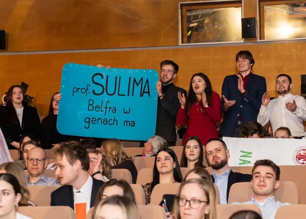 studenci kibicują swoim faworytom