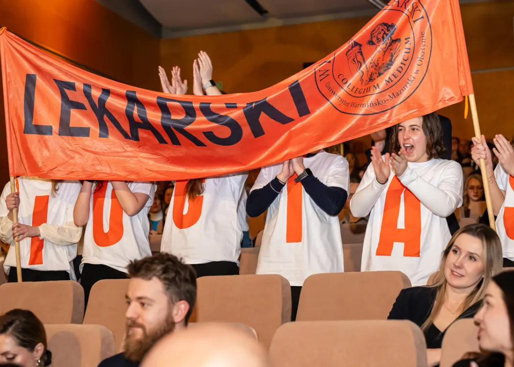 studenci kibicują swoim faworytom