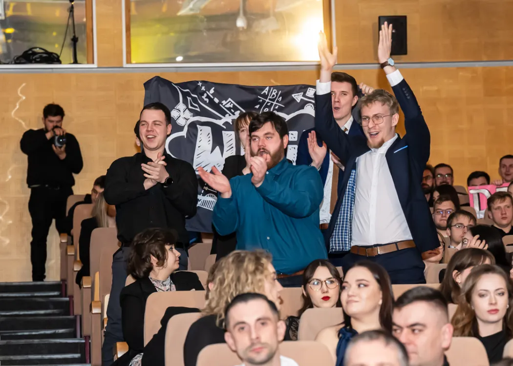 studenci kibicują swoim faworytom