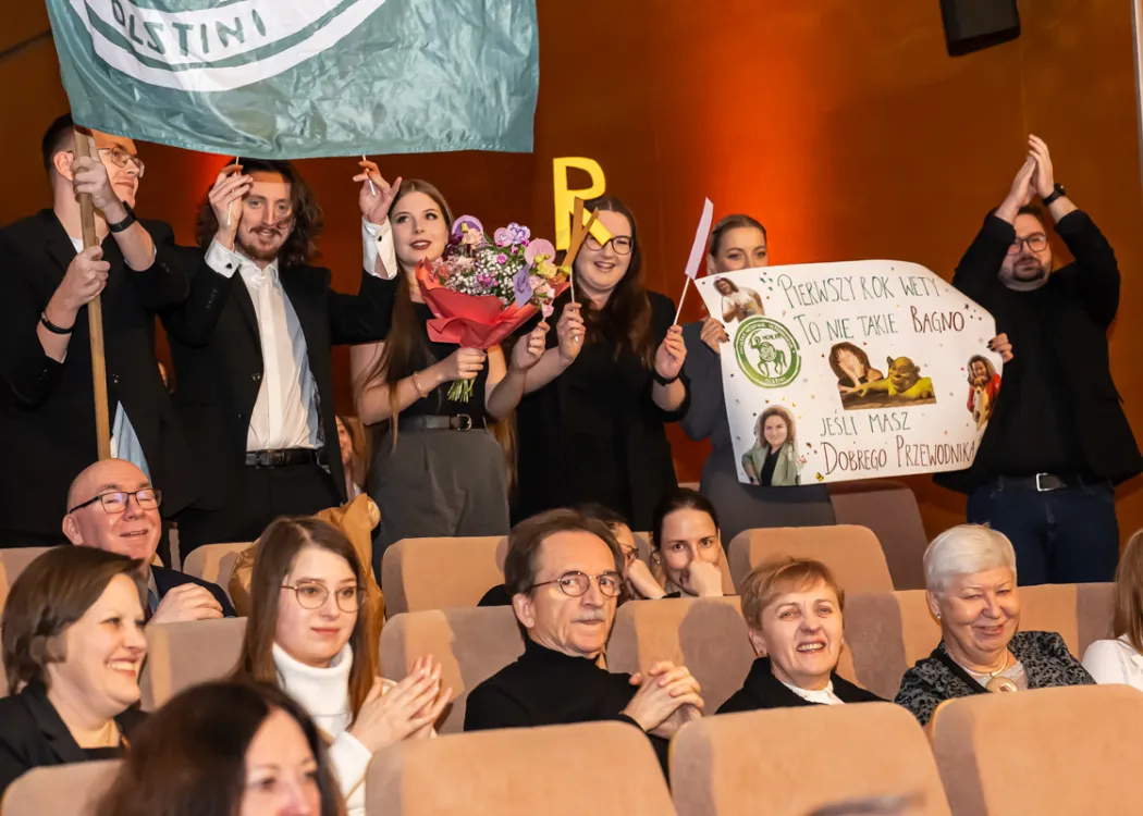 studenci kibicują swoim faworytom na widowni