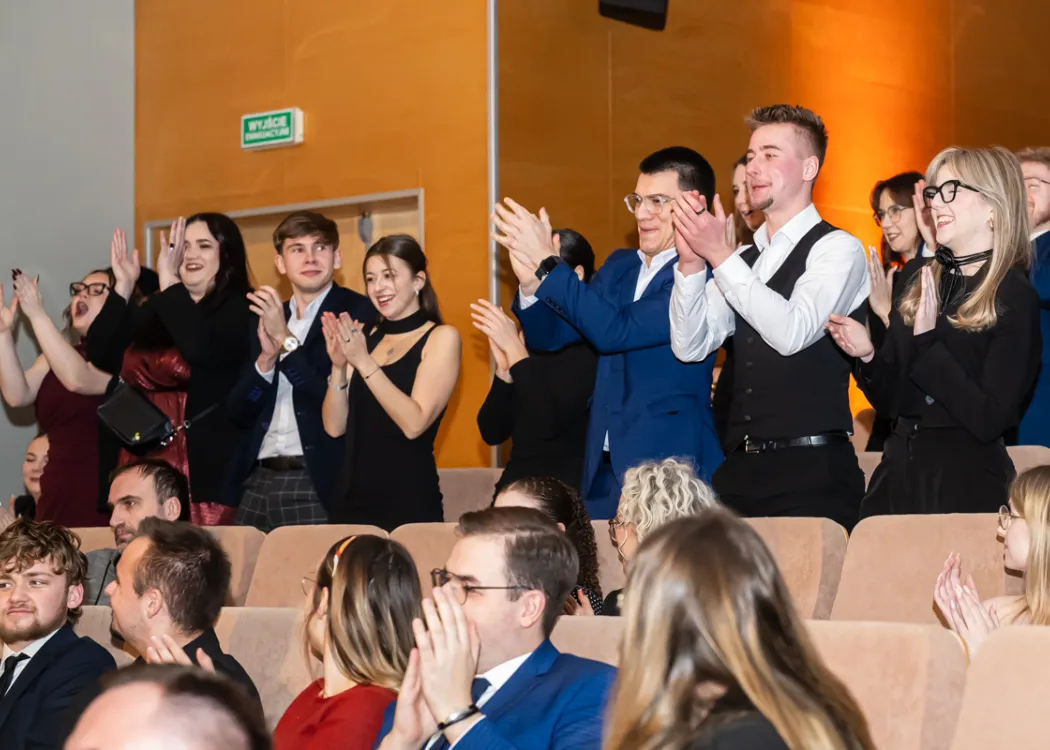 studenci kibicują swoim faworytom