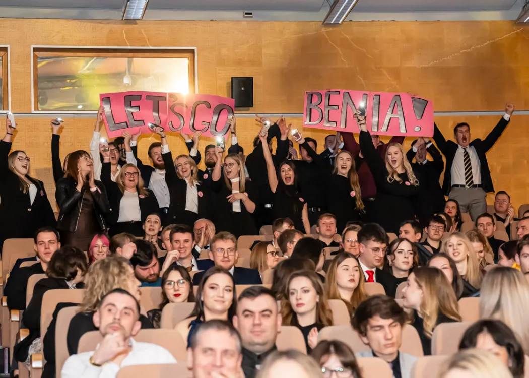studenci kibicują swoim faworytom