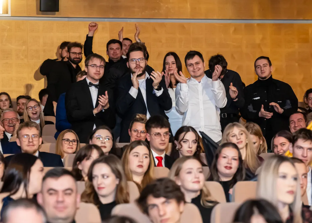 studenci kibicują swoim faworytom