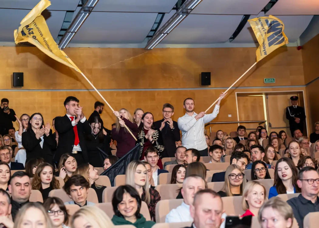 studenci kibicują swoim faworytom