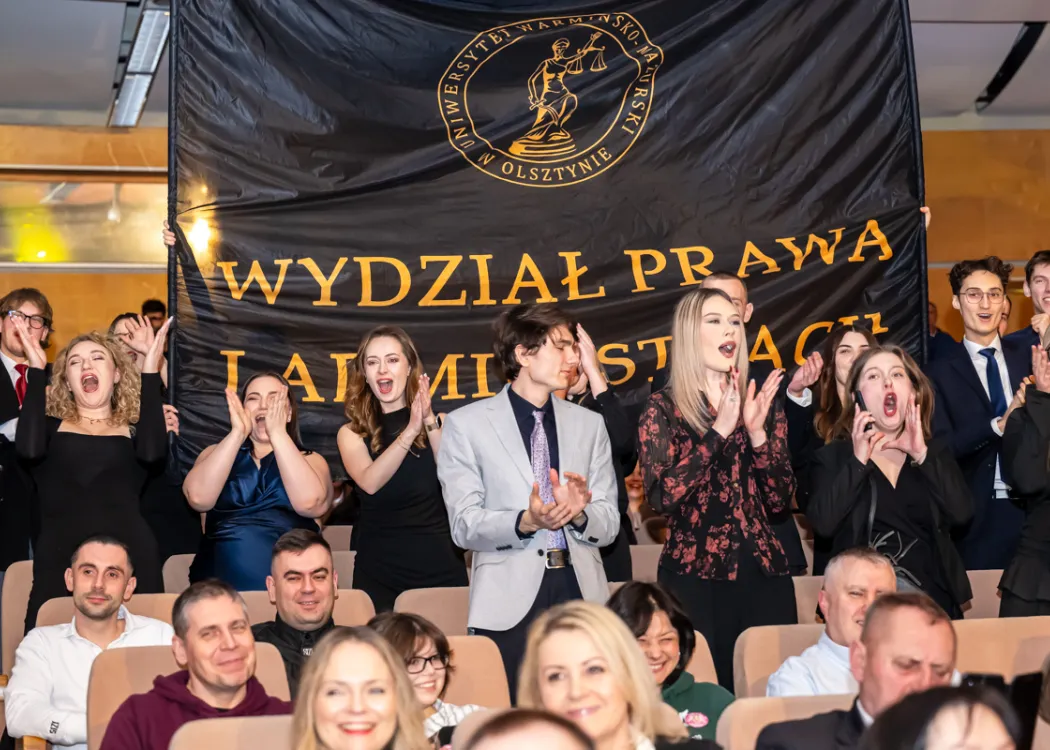 studenci kibicują swoim faworytom