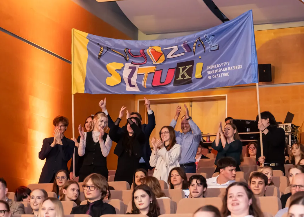 studenci kibicują swoim faworytom