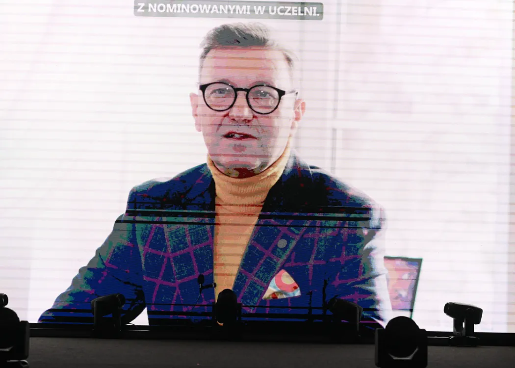 Rektor Jerzy Przyborowski przemawia z nagrania