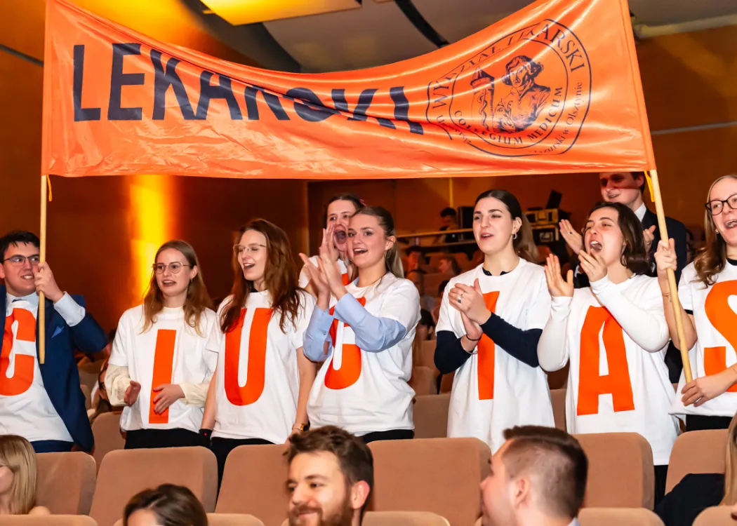 studenci kibicują swoim faworytom