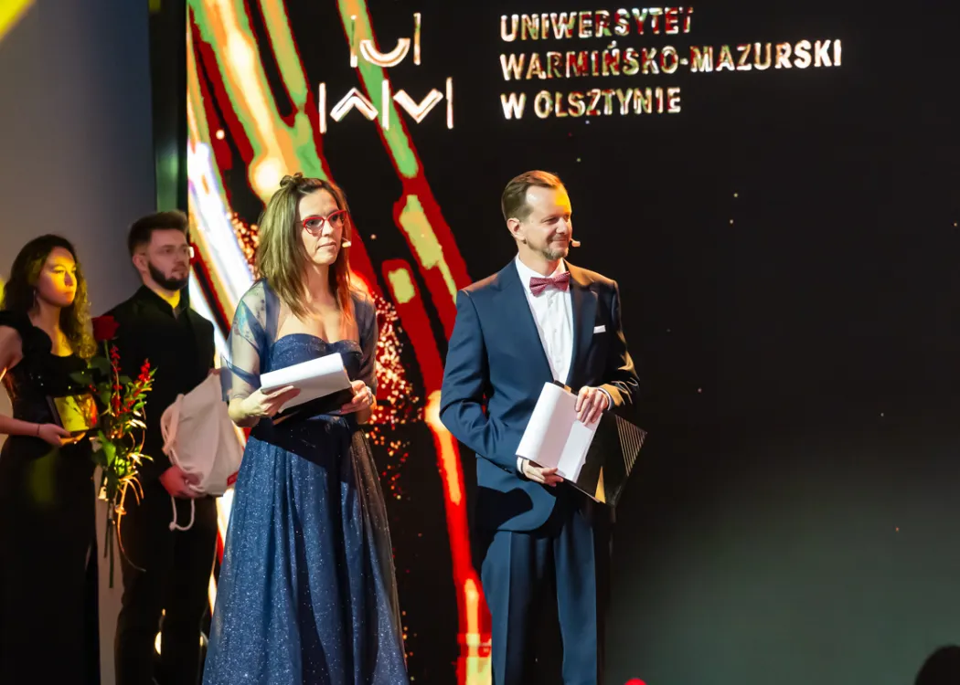 prowadzący galę na scenie