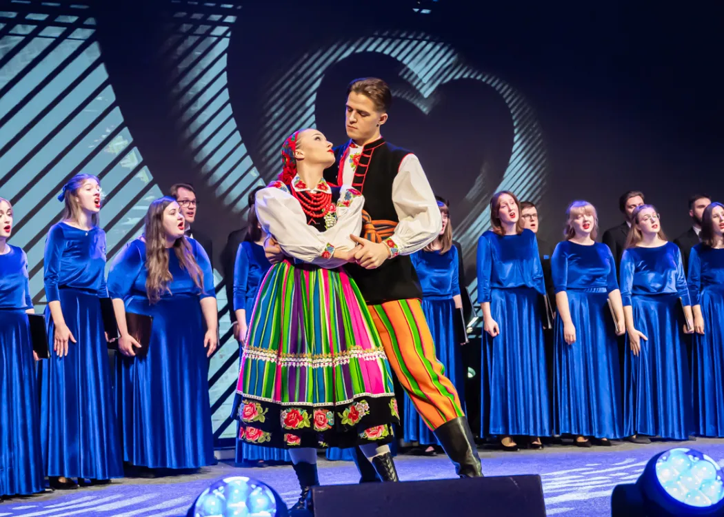 Chór im. Wiktora Wawrzyczka i Zespół Pieśni i Tańca Kortowo na scenie