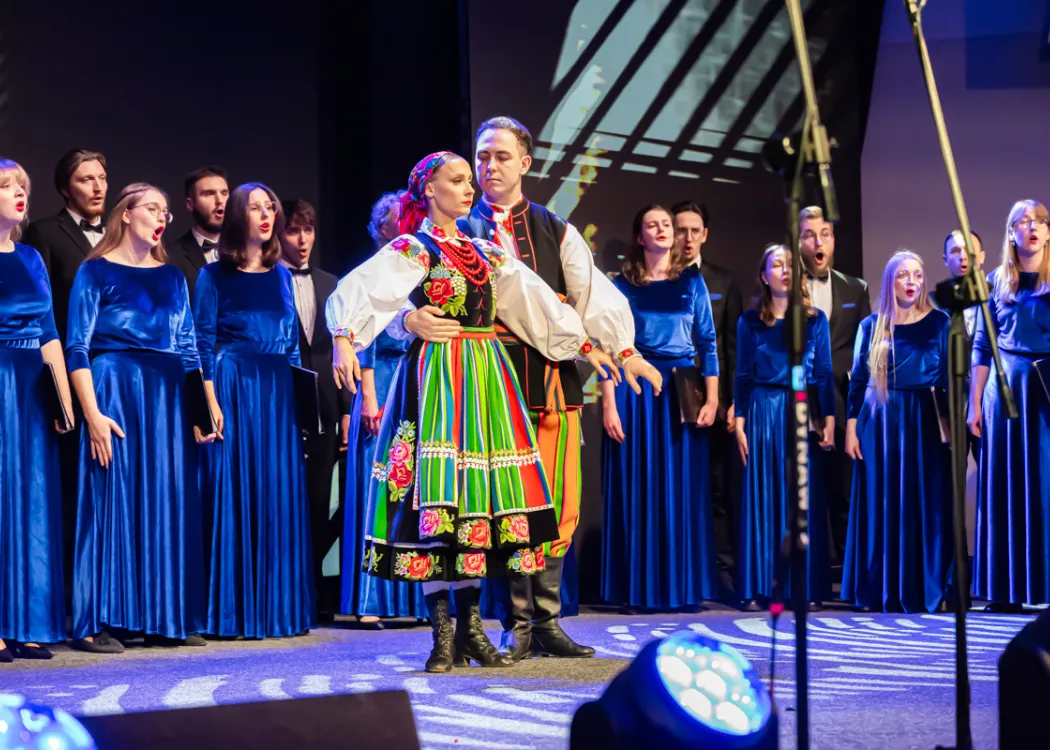 Chór im. Wiktora Wawrzyczka i Zespół Pieśni i Tańca Kortowo na scenie