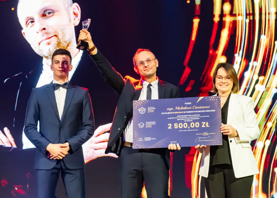 Michał Ciucias ze statuetką za III miejsce i czekiem