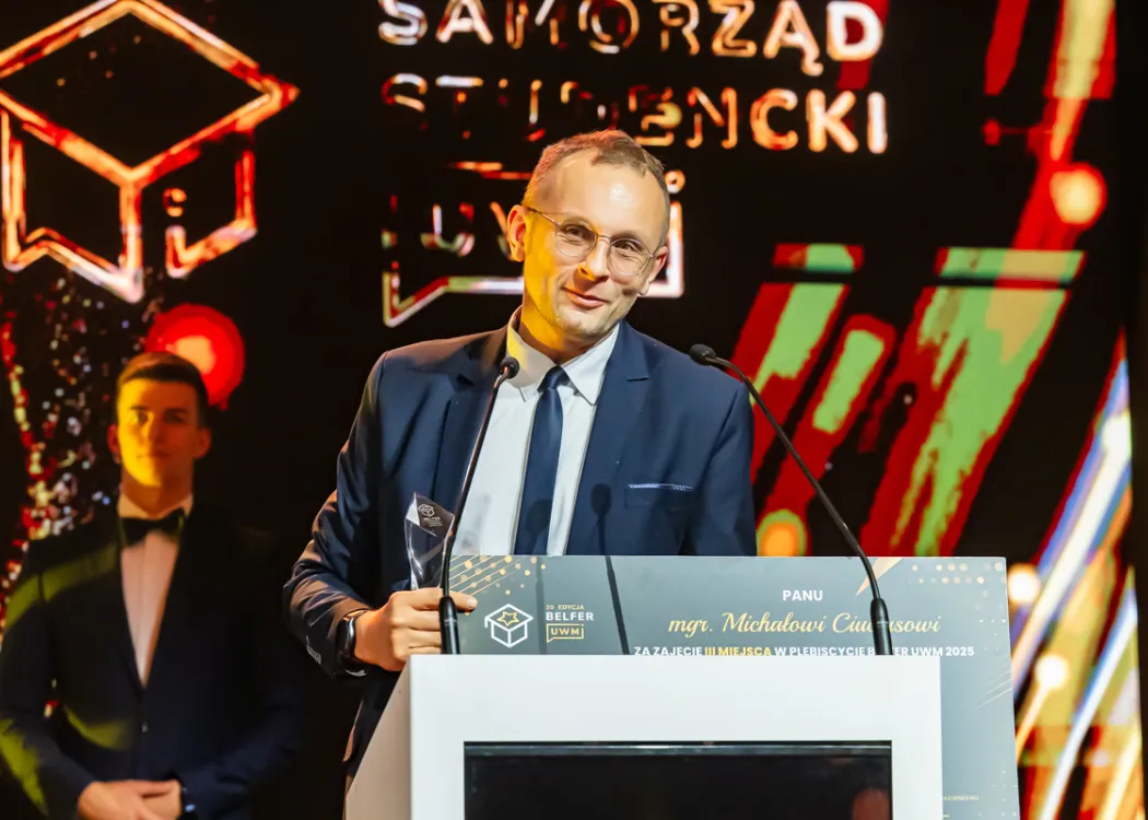 Michał Ciucias ze statuetką za III miejsce