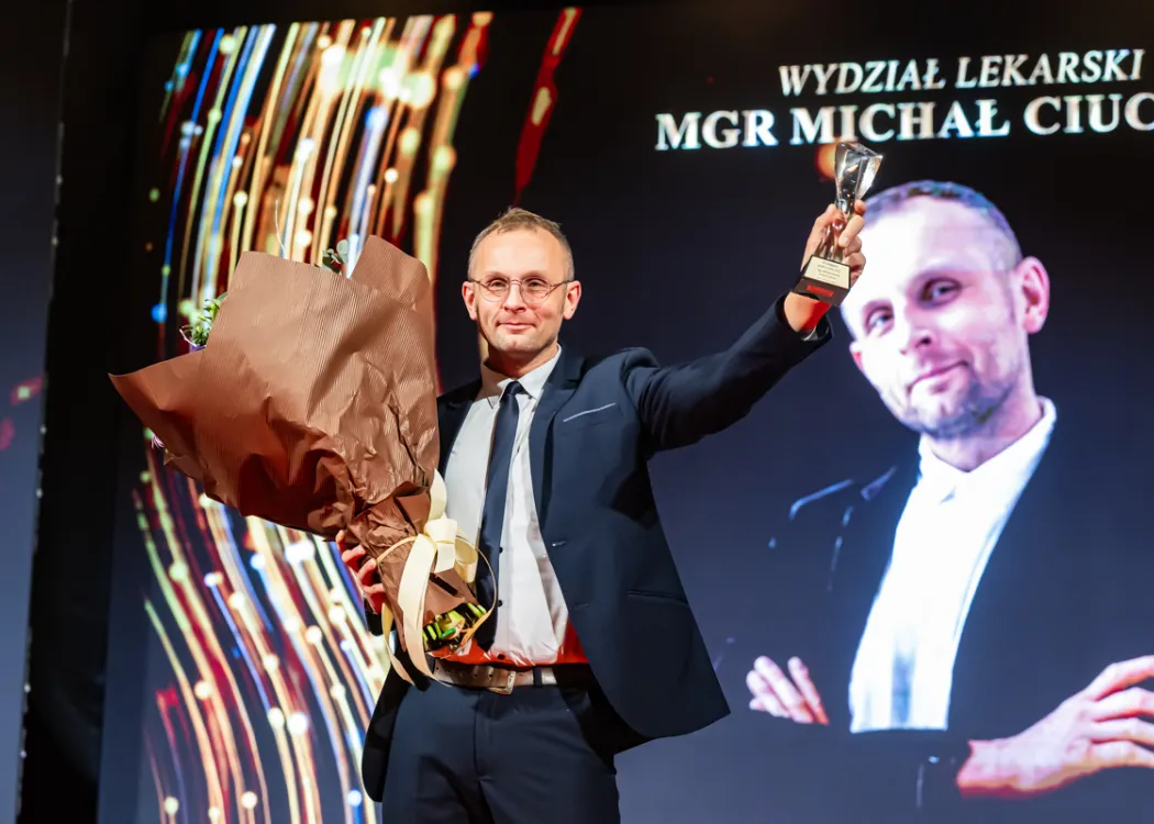 Michał Ciucias ze statuetką za III miejsce