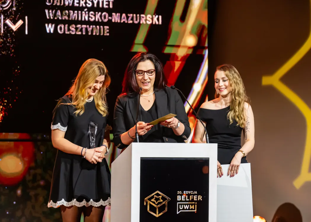 Prorektor Mariola Grzybowska-Brzezińska ogłasza zdobywcę II miejsca