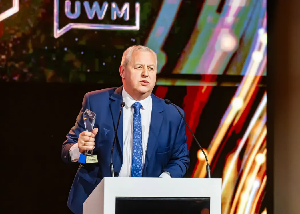 prof. Jan Miciński ze statuetką za II miejsce