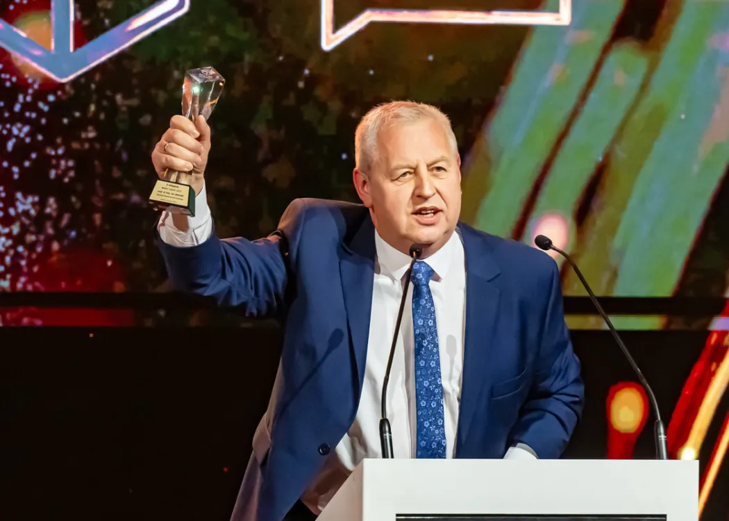 prof. Jan Miciński ze statuetką za II miejsce