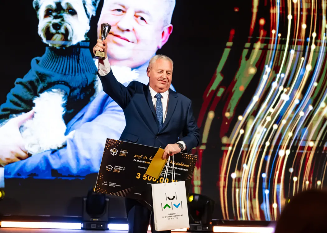prof. Jan Miciński ze statuetką za II miejsce