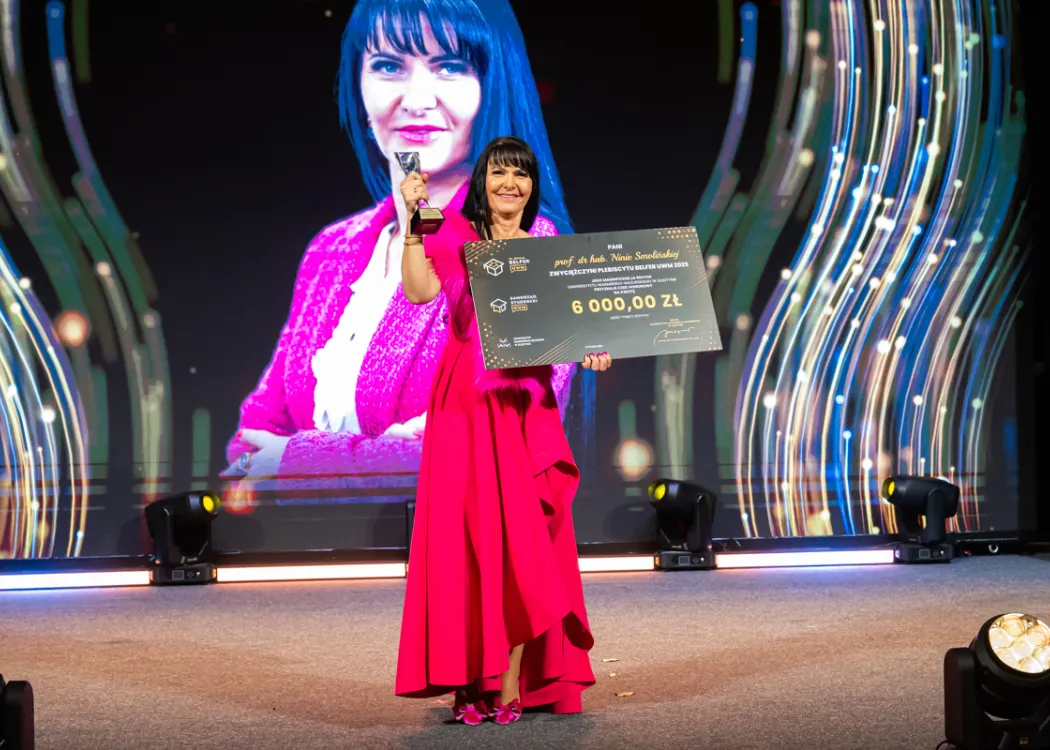 Prof. Nina Smolińska z czekiem dla Belfra UWM 2025