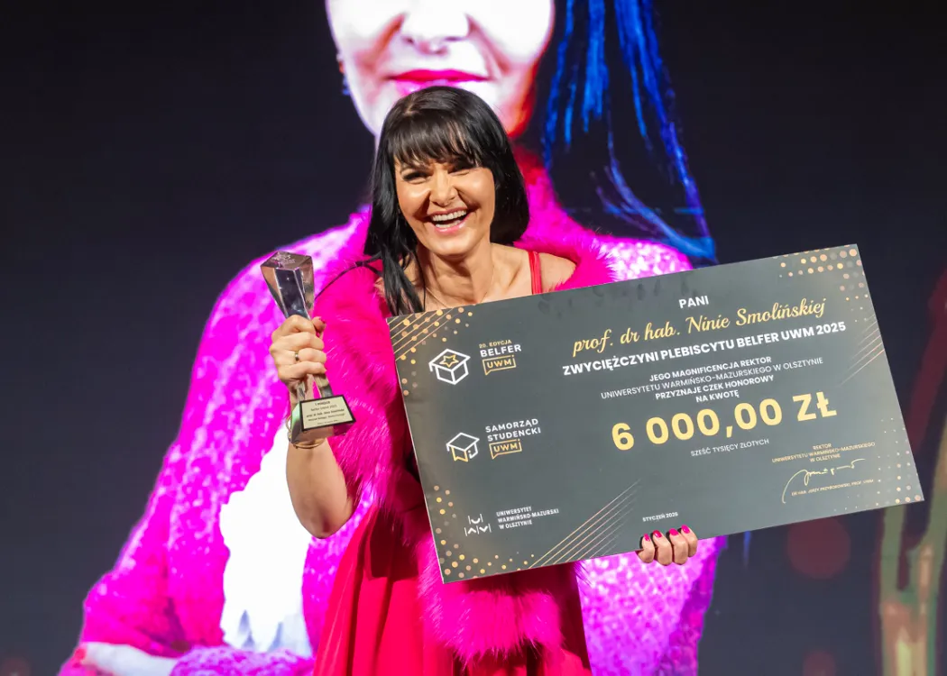 Prof. Nina Smolińska z czekiem i statuetką dla Belfra UWM 2025