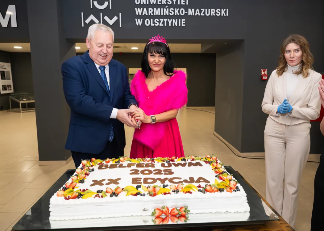 Zwyciężczyni Belfra i zdobywca II miejsca kroją tort