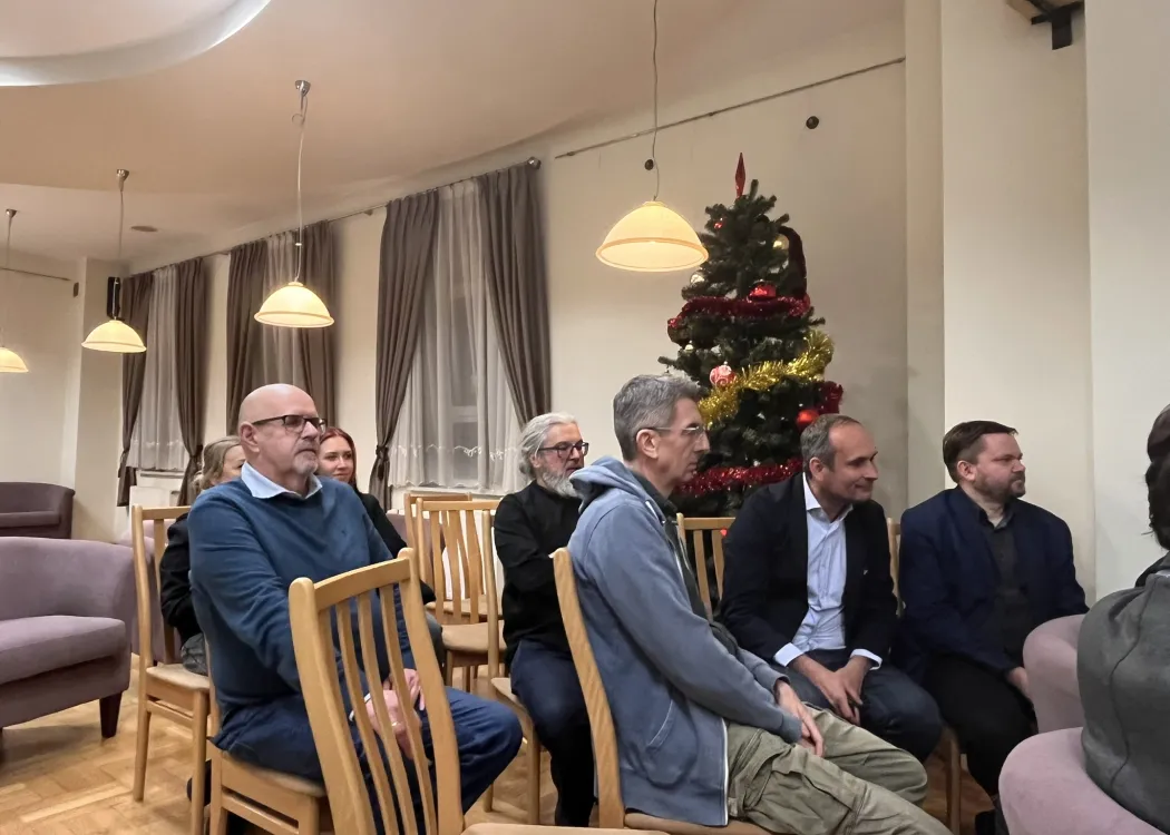 Spotkanie socjologów - uczestnicy siedzą 