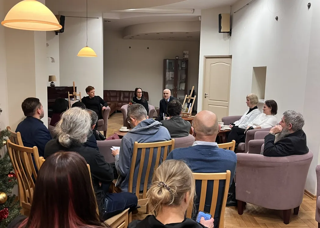 spotkanie socjologów - uczestnicy siedzą 