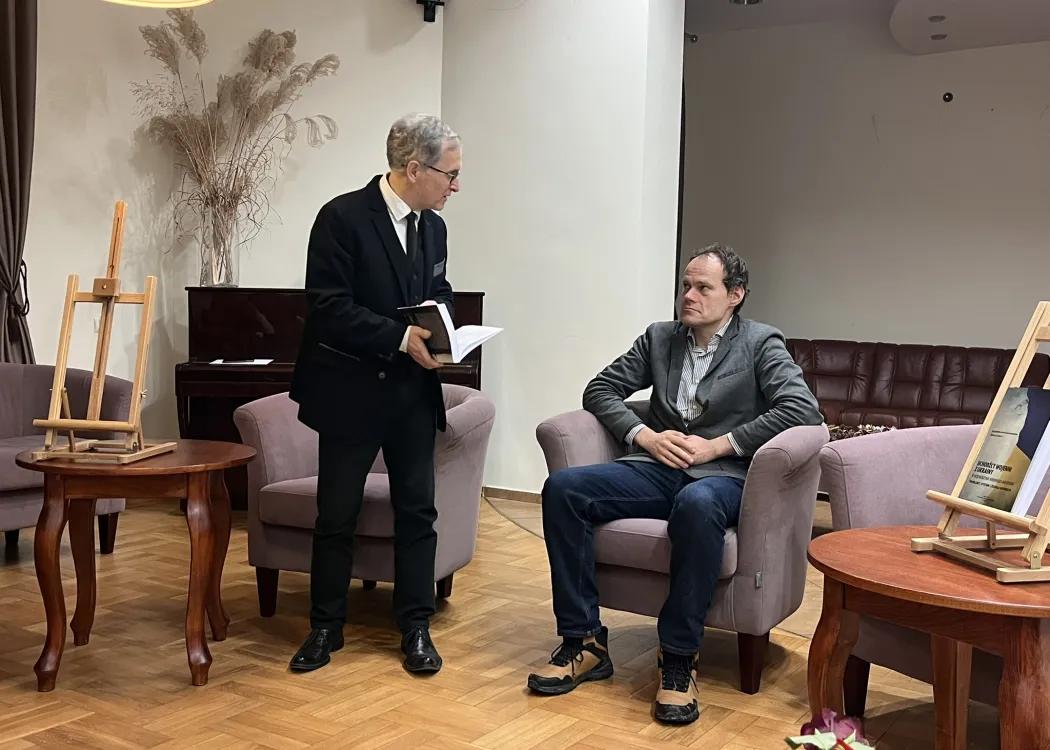 Prof. Sokołowski i autor książki