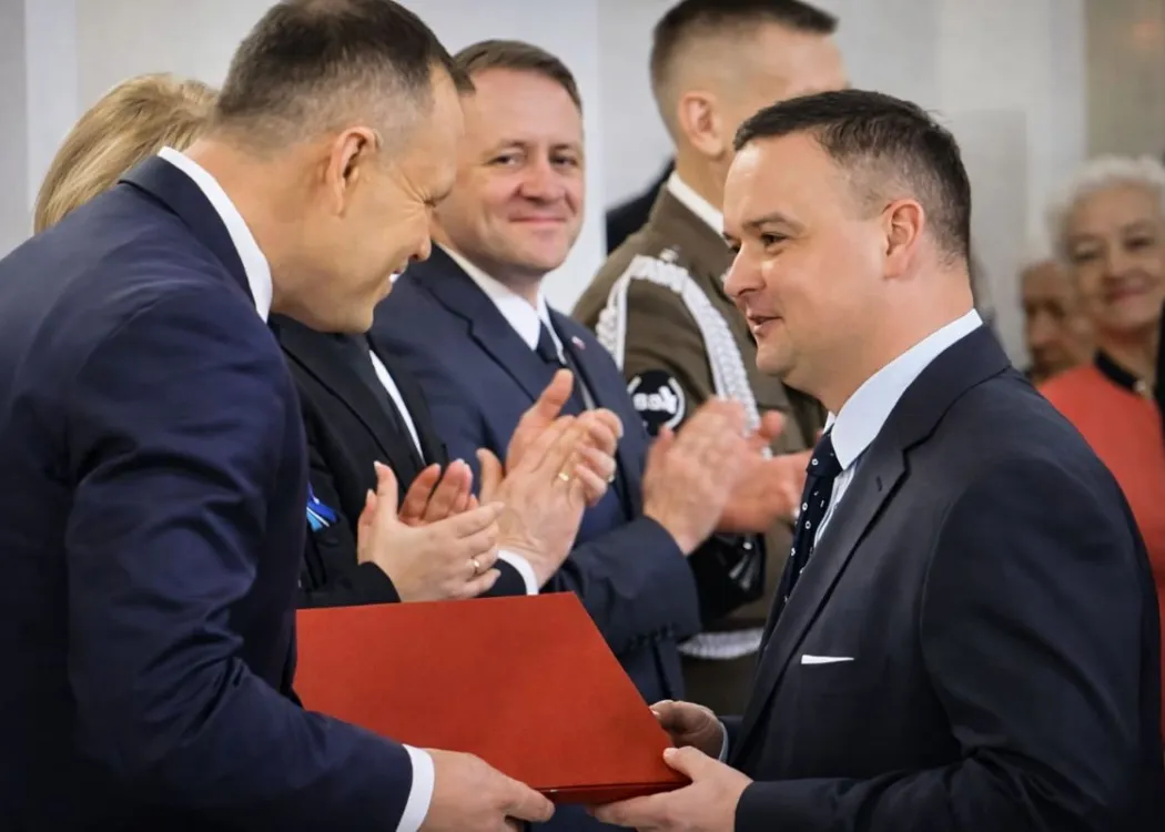 Prof. Paweł Konieczka odbiera od prezydenta RP Karola Nawrockiego nominację profesorską
