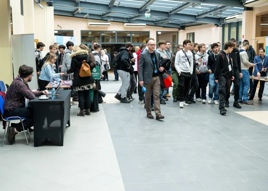 Uczestnicy forum przebywają na korytarzu WMiI przed rozpoczęciem wydarzenia