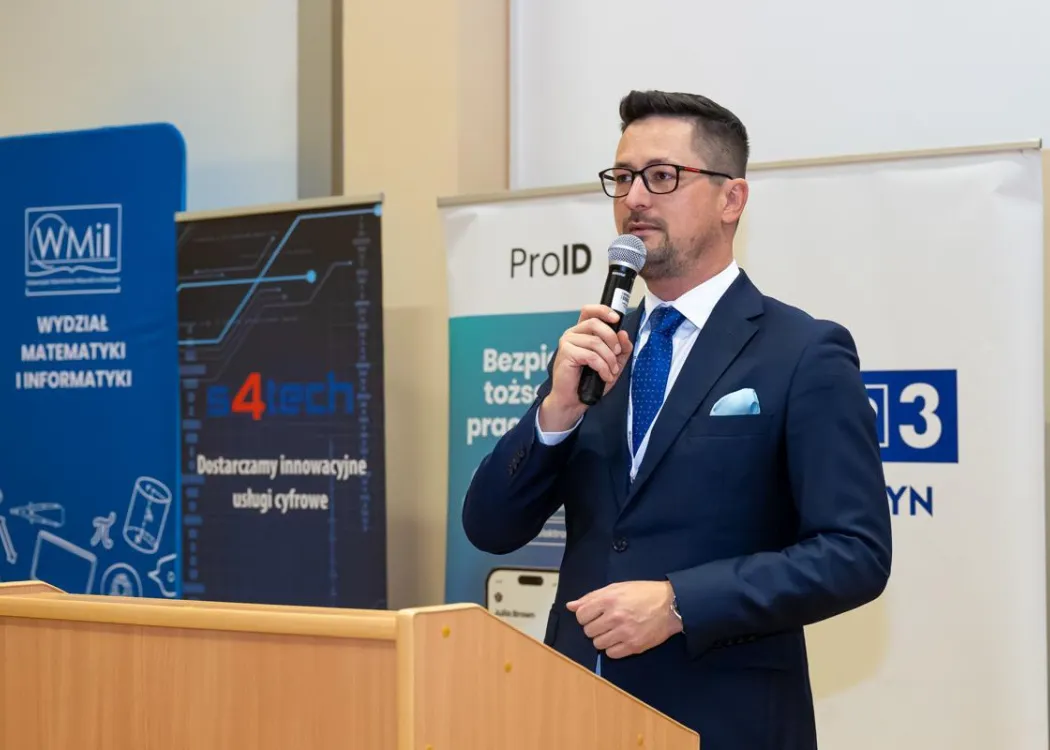 Łukasz Strzelecki z Cyberdot przemawia do uczestników forum 