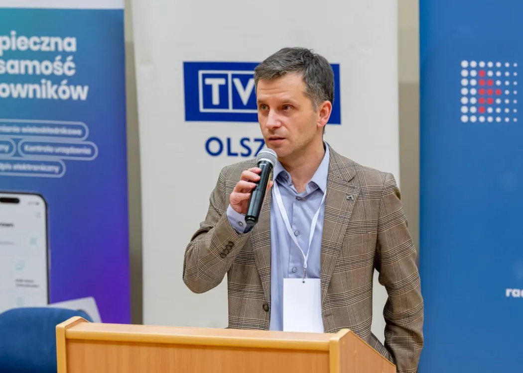 Prelegent przemawia podczas Regionalnego Forum Cyberbezpieczeństwa