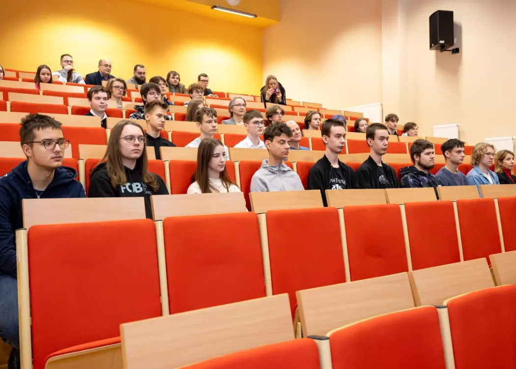 Młodzież podczas zespołowych zawodów programowania