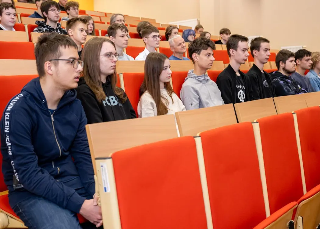 Młodzież podczas zespołowych zawodów programowania