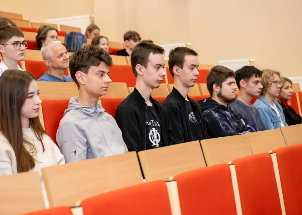 Młodzież podczas zespołowych zawodów programowania