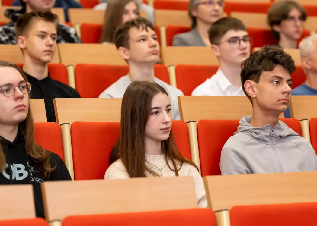 Młodzież podczas zespołowych zawodów programowania