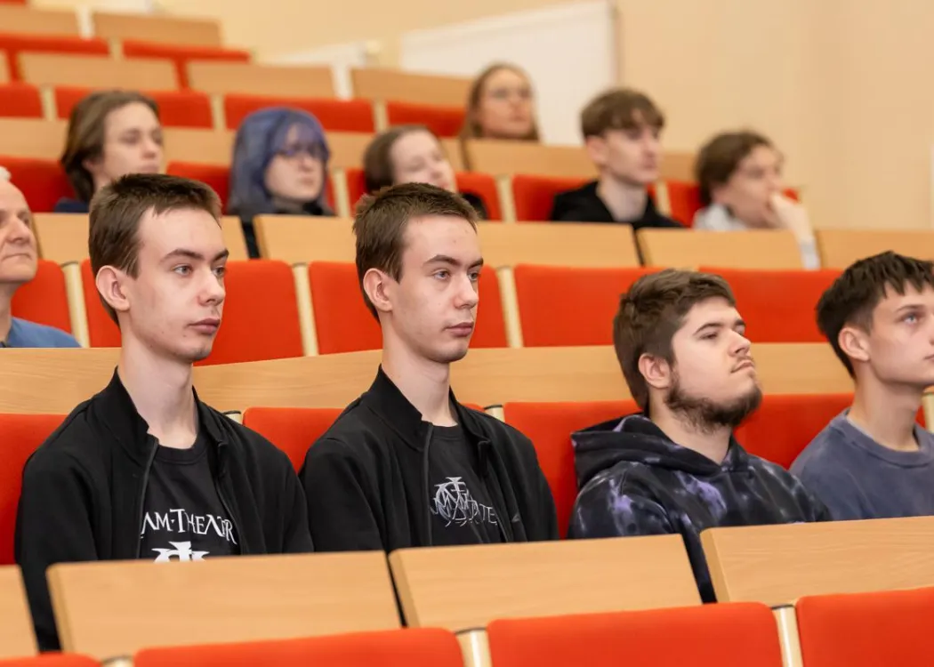 Młodzież podczas zespołowych zawodów programowania