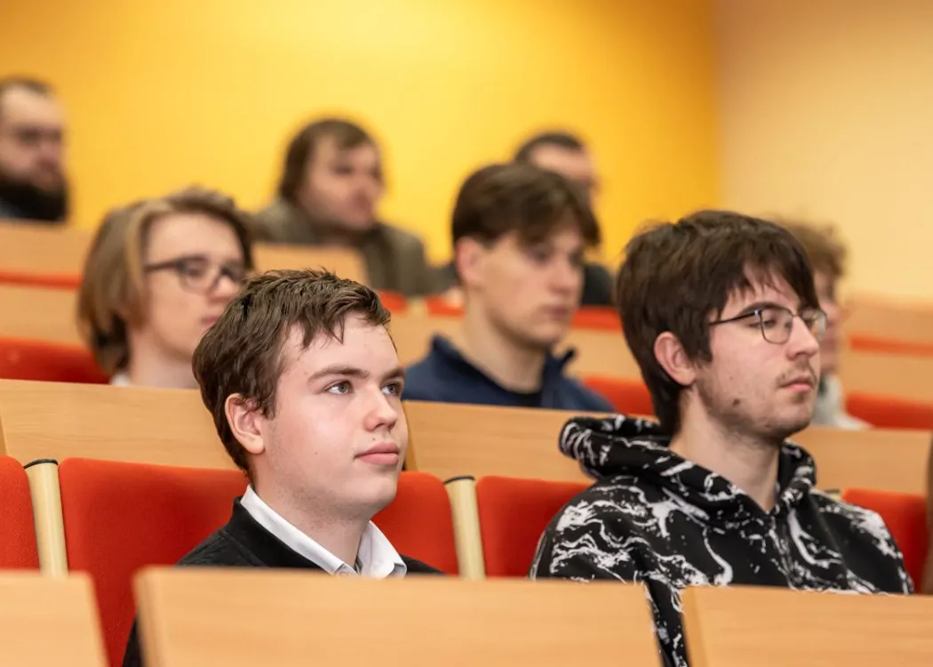 Młodzież podczas zespołowych zawodów programowania