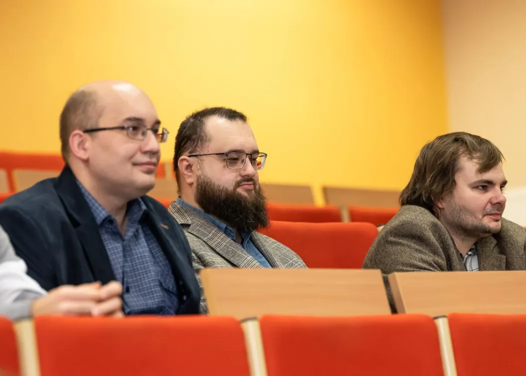 Młodzież podczas zespołowych zawodów programowania