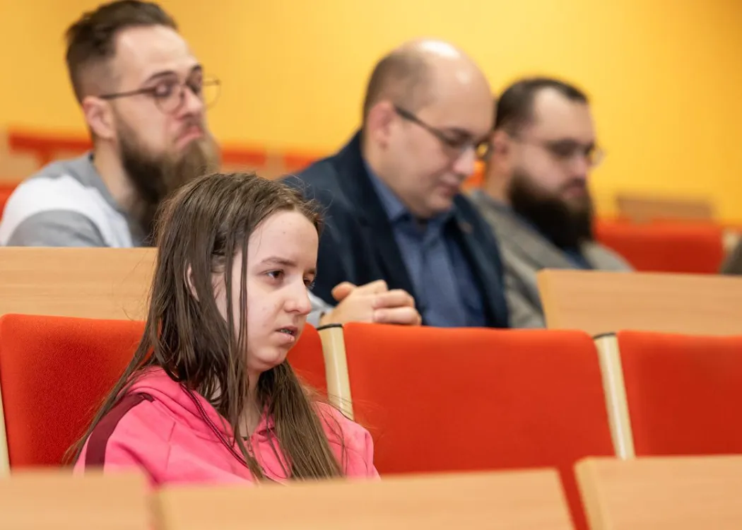 Młodzież podczas zespołowych zawodów programowania