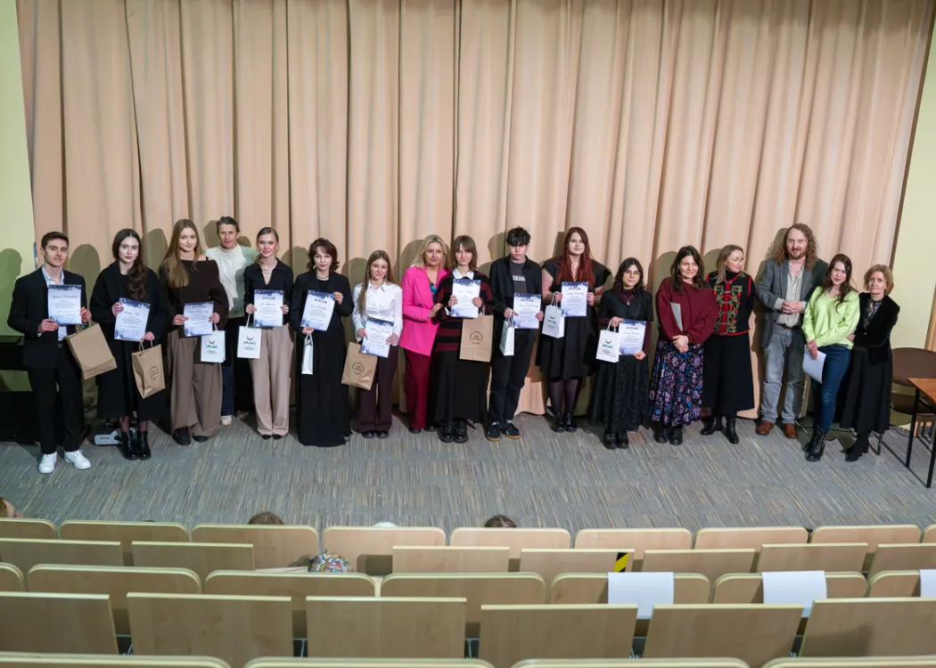 Uczestnicy XI edycji konkursu recytatorskiego "Polska poezja XX i XXI wieku" pozują do grupowego zdjęcia 