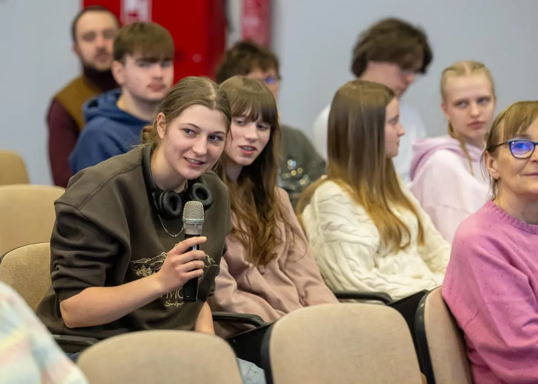 Uczestniczka spotkania zadaje pytanie wykładowczyniom