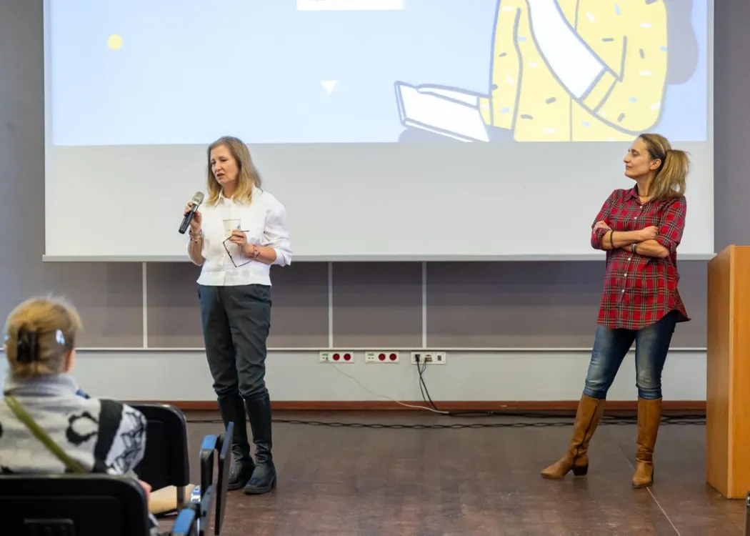 Prof. Katarzyna Przybyłowicz i dr Małgorzata Obara-Gołębiowska w czasie wykładu