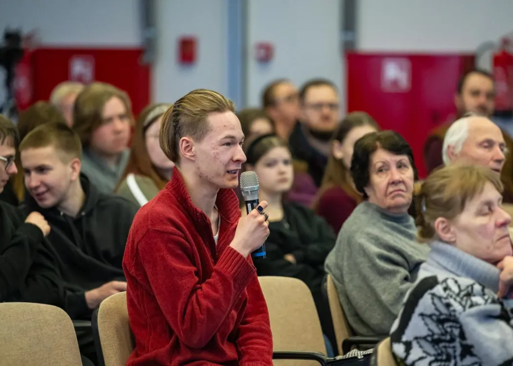 Uczestnik spotkania zadaje pytanie prowadzącym wykład